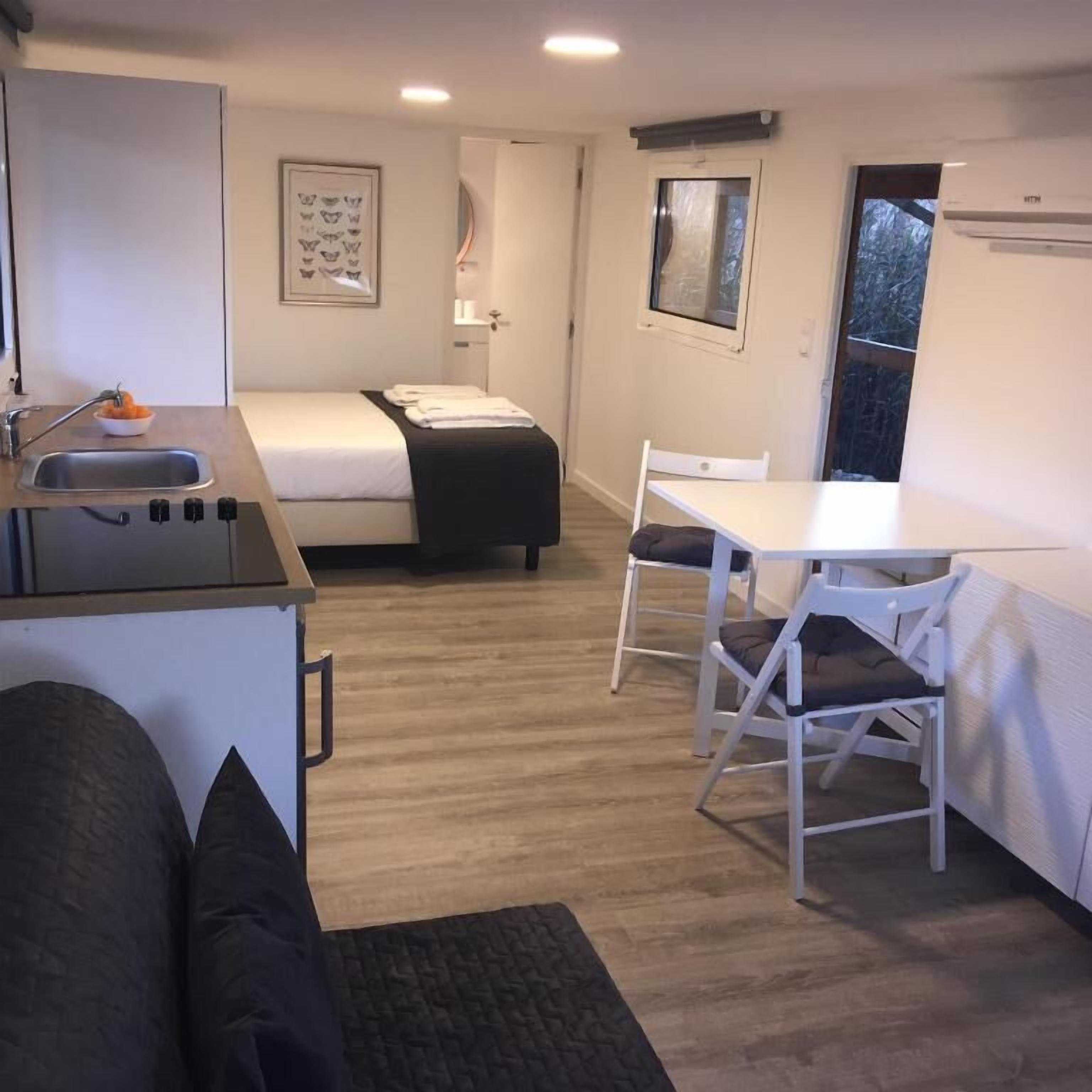 Bungalow Basic - balkong - utsikt mot poolen | Ljudisolering, strykjärn/strykbräda och gratis wi-fi