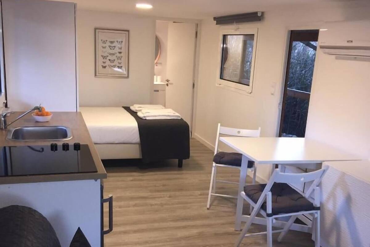 Bungalow cơ bản, ban công, quang cảnh hồ bơi | Phòng cách âm, bàn ủi/dụng cụ ủi quần áo