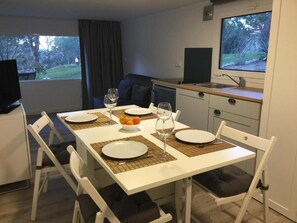 Bungalow Basic - balkong - utsikt mot poolen | Restauranger