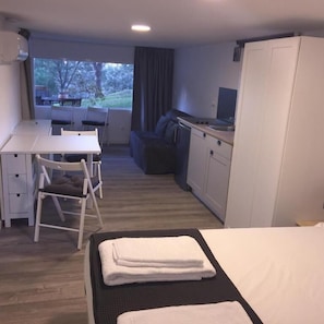 Bungalow básico, balcón, vista a la alberca | Insonorización, tabla de planchar con plancha y wifi gratis
