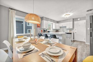Dining - King Bed - Sleeps 6 - Lakewood Near Cleveland (Lakewood)