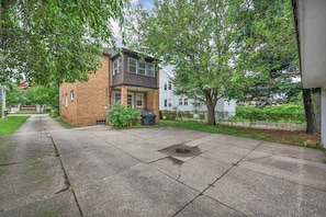 Exterior - King Bed - Sleeps 6 - Lakewood Near Cleveland (Lakewood)