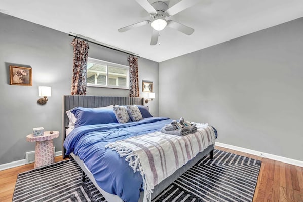 2 bedrooms, iron/ironing board, WiFi, bed sheets - King Bed - Sleeps 6 - Lakewood Near Cleveland (Lakewood)