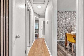 Interior - King Bed - Sleeps 6 - Lakewood Near Cleveland (Lakewood)