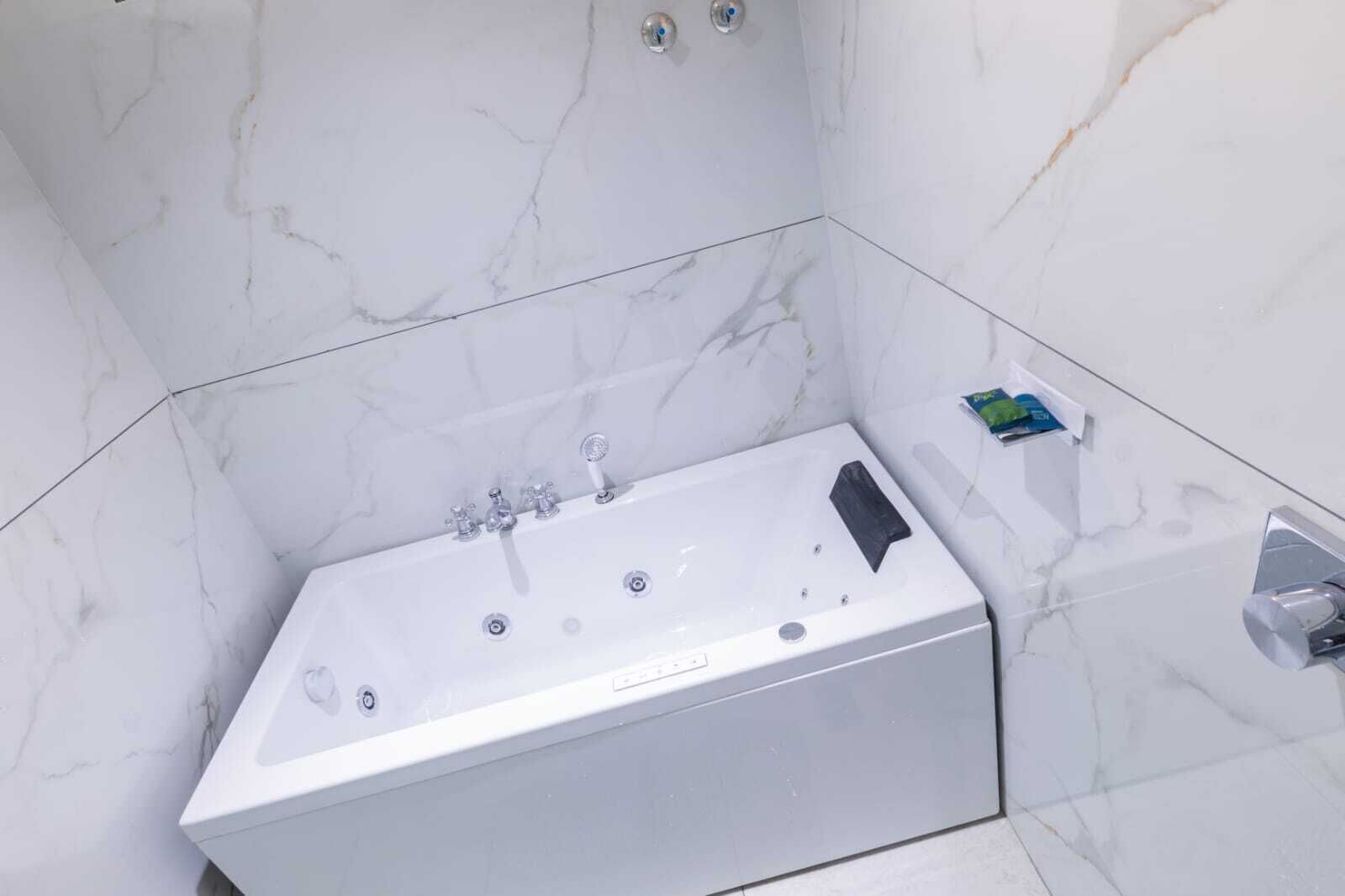Executive Suite | Bathroom
