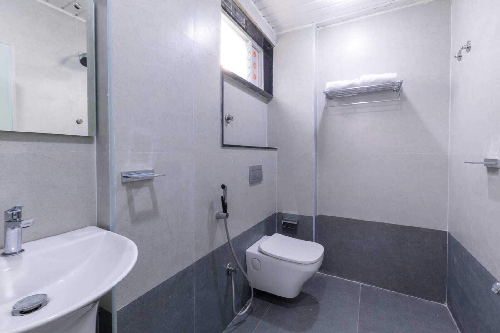 Douche, serviettes fournies, shampoing, papier toilette