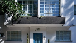 A building with a blue door labeled "JB71", two potted cacti, and a balcony with plants. - Renewed Room w/ private bathroom La Condesa C7 (Ciudad de México)