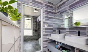 Habitación Deluxe con 2 camas individuales, vista a la colina | Baño