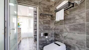 Comfort-Doppelzimmer, Hügelblick | Badezimmer