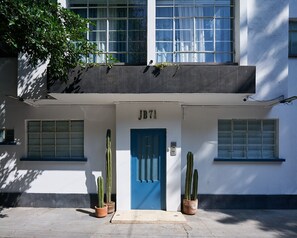 Ein Gebäude mit einer blauen Tür, auf der 