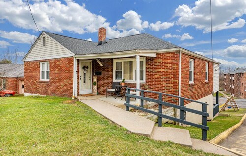 Country Roads Retreat - Walkable to WVU Field