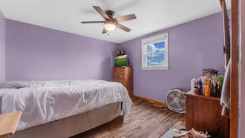 4 bedrooms, iron/ironing board, WiFi, bed sheets