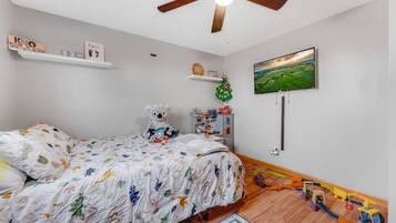 4 bedrooms, iron/ironing board, WiFi, bed sheets