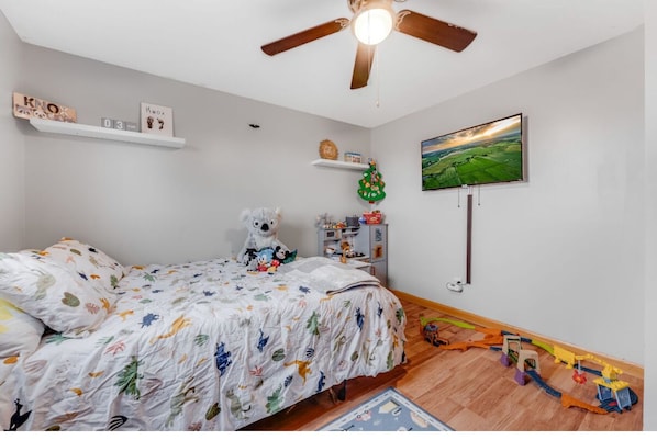 4 habitaciones, tabla de planchar con plancha, wifi y ropa de cama 