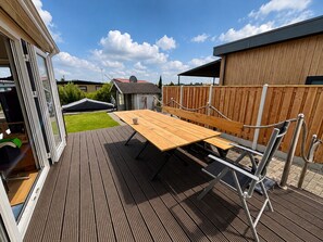 Outdoor dining - Vacation home right on the water with a private dock | Lemmer | Dogs welcome (Lemmer)