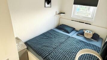2 bedrooms, WiFi (free), bed sheets