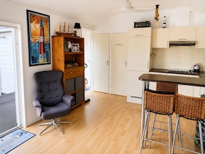 Coffee/tea maker, fridge, stovetop, dishwasher - Vacation home right on the water with a private dock | Lemmer | Dogs welcome (Lemmer)
