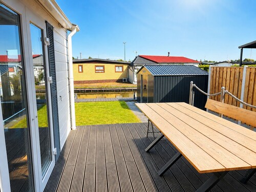Vacation home right on the water with a private dock | Lemmer | Dogs welcome