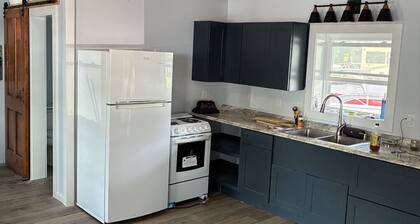 Charming studio with AC on Oneida Lake. Great Fishing, Slip Included.