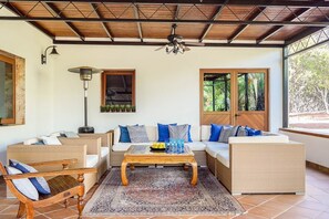 A furnished living area with a ceiling fan, a coffee table, and two sofas with cushions. - Villa Las Palmeras - Five Bedroom Villa, Sleeps 10 (Puerto Calero)