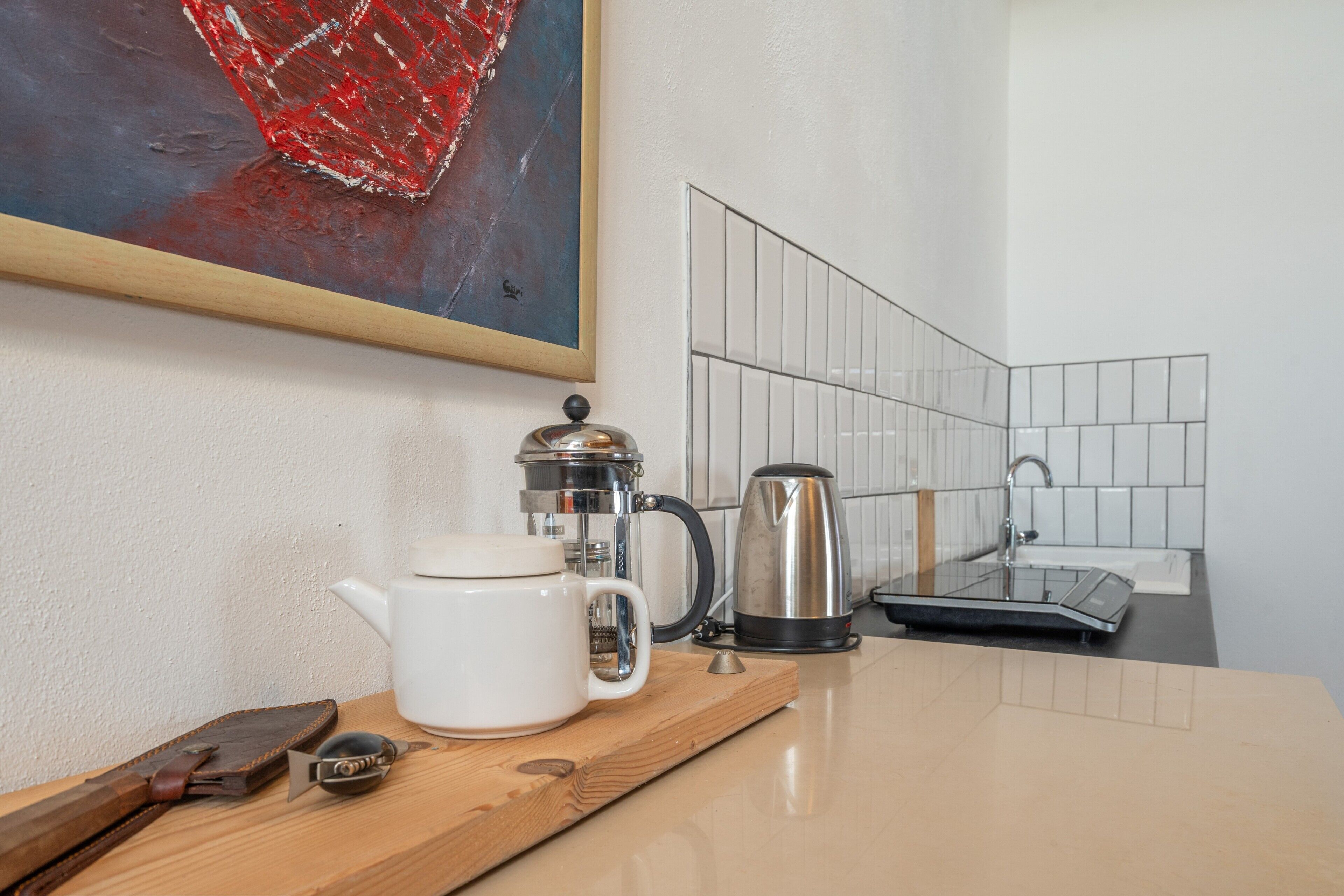 Wasserkocher mit Kaffee-/Teezubehör, Kühlschrank, Mikrowelle, Ofen