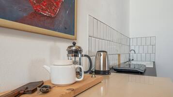 Wasserkocher mit Kaffee-/Teezubehör, Kühlschrank, Mikrowelle, Ofen