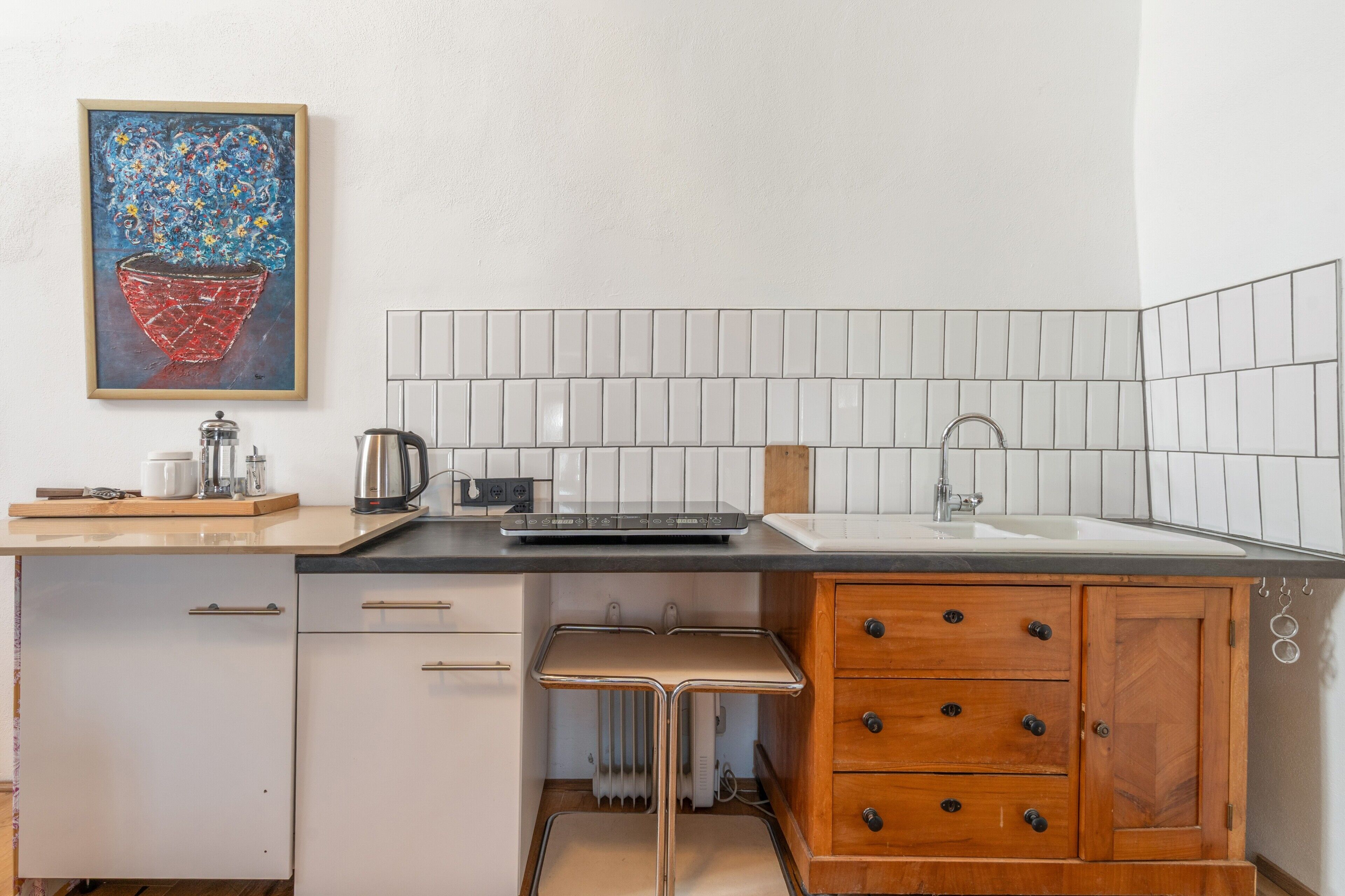 Een koffiezetapparaat/waterkoker, een koelkast, een magnetron, een oven