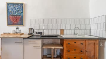Een koffiezetapparaat/waterkoker, een koelkast, een magnetron, een oven