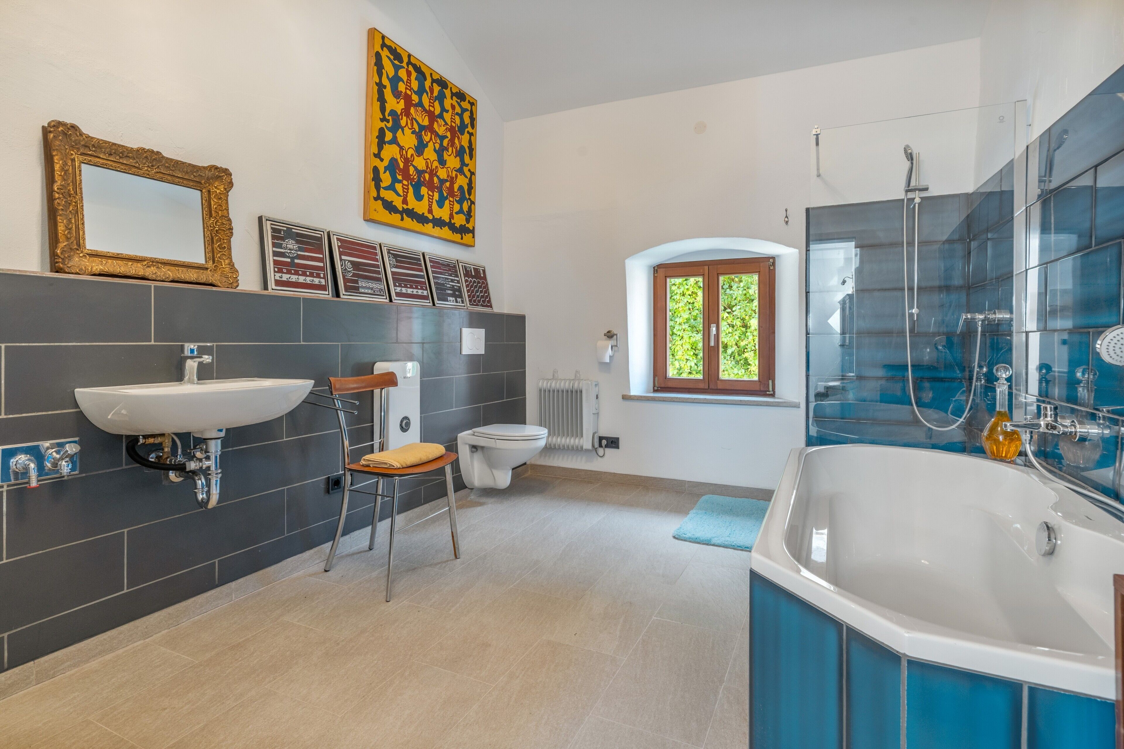 Ein modernes Badezimmer mit einer Badewanne, einem Waschbecken, einer Toilette und einer Dusche.