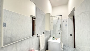 Bathroom - Lavinia' s Place - In the heart of Rho, between comfort and connections. (Rho)