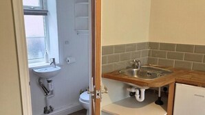 Bathroom - 1 Bed - Sleeps 2 Plus Child - Garden - Pets (Bristol)