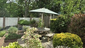 Outdoor dining - 1 Bed - Sleeps 2 Plus Child - Garden - Pets (Bristol)