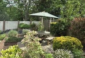 Outdoor dining - 1 Bed - Sleeps 2 Plus Child - Garden - Wifi (Bristol)