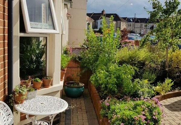 Outdoor dining - 1 Bed - Sleeps 2 Plus Child - Garden - Wifi (Bristol)
