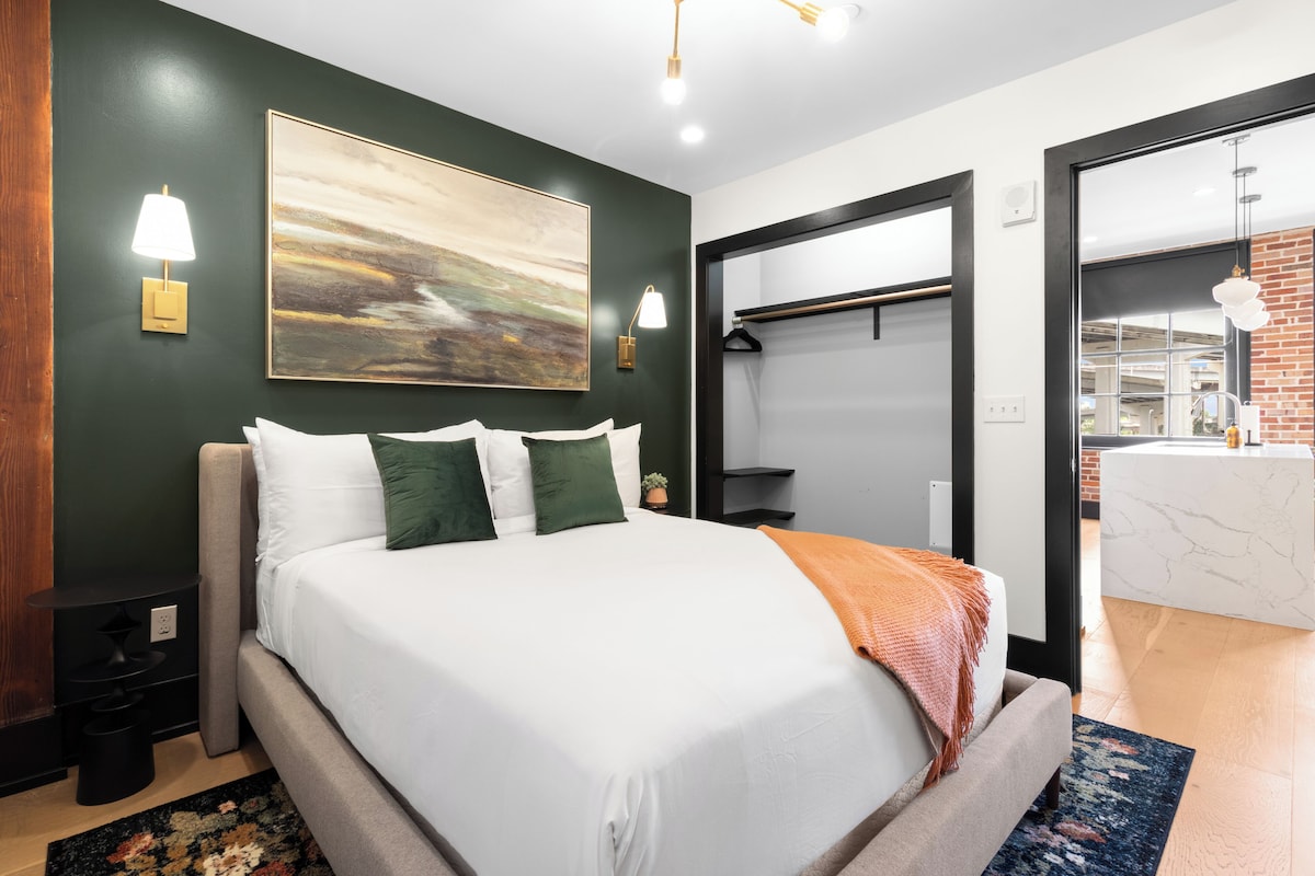 Suite, 3 Bedrooms | Laptop workspace, WiFi (free)