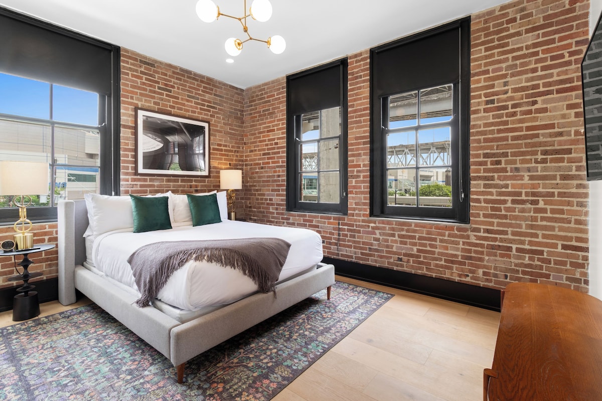 Suite, 4 Bedrooms | Laptop workspace, WiFi (free)