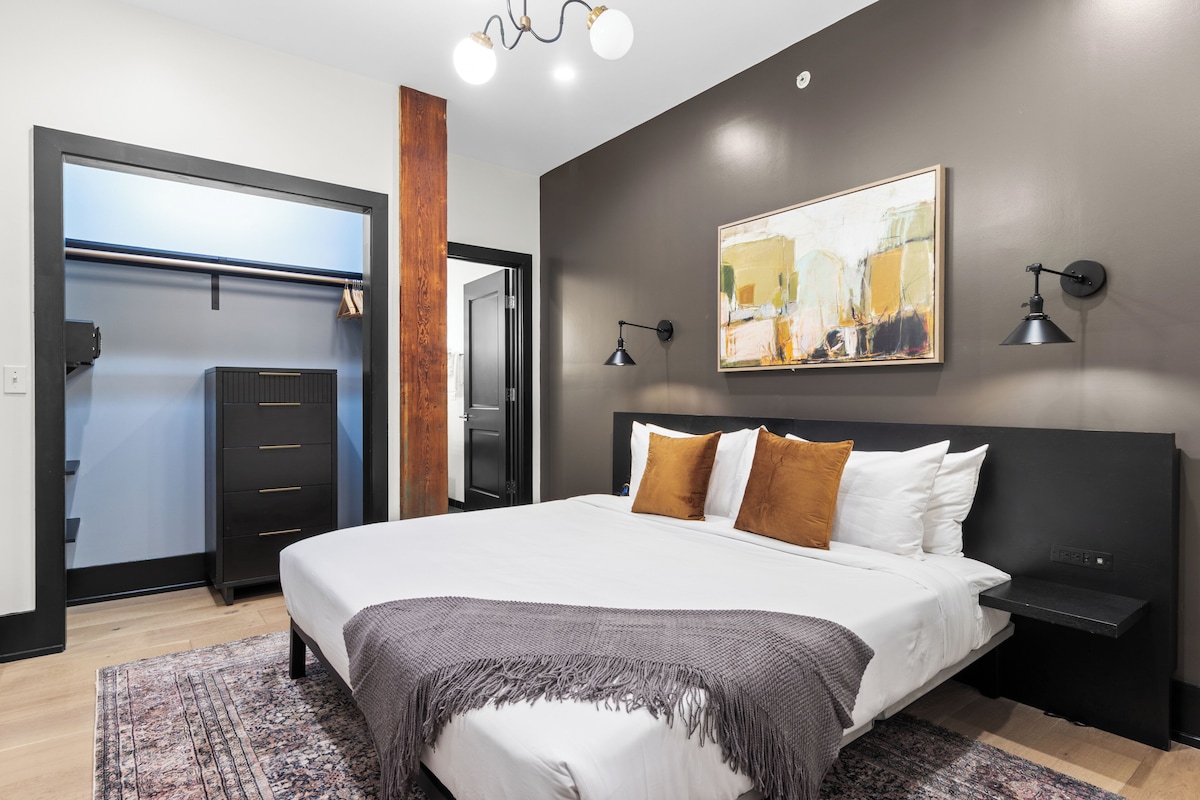 Suite, 3 Bedrooms | Laptop workspace, WiFi (free)