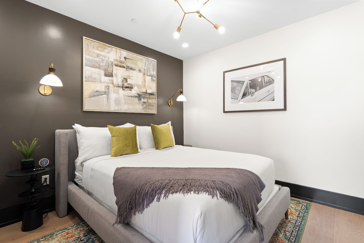 Suite, 3 Bedrooms, Kitchen | Laptop workspace, WiFi (free)
