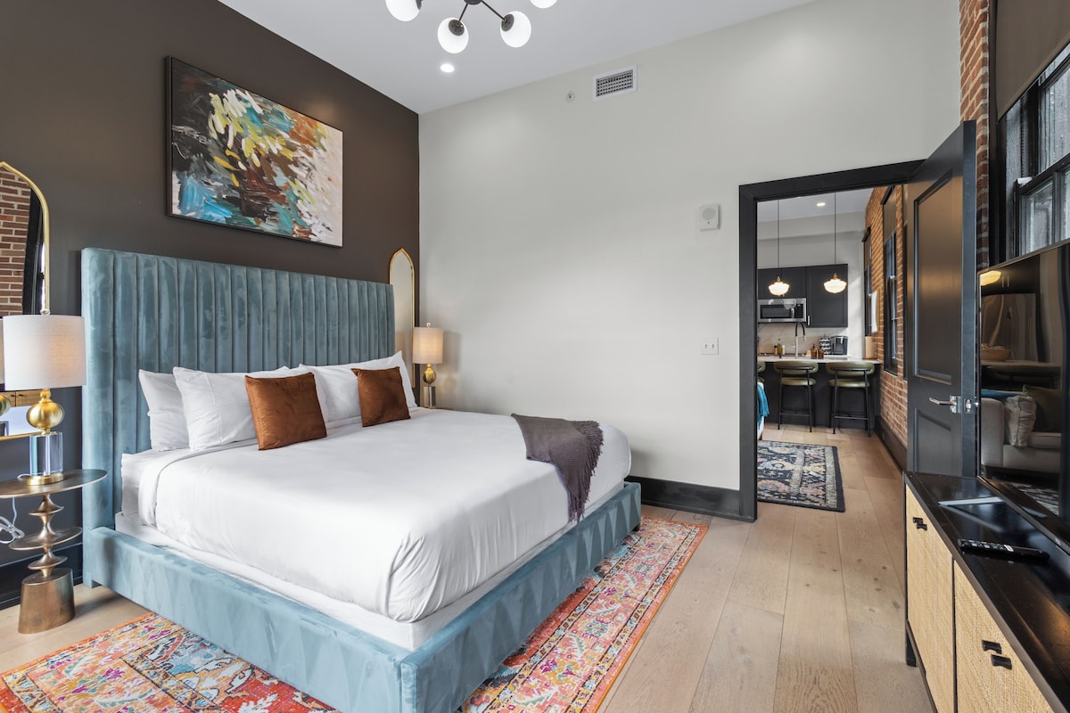 Suite, 1 King Bed with Sofa bed | Laptop workspace, WiFi (free)