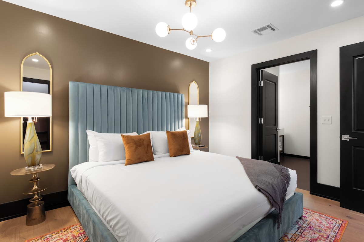 Suite, 2 Bedrooms, Kitchen | Laptop workspace, WiFi (free)