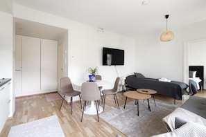 Apartamento Deluxe, vistas a la ciudad | Escritorio, espacio para trabajar con un portátil, cortinas opacas
