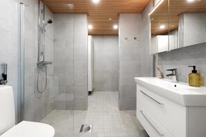 Shower, free toiletries, hair dryer, towels - Mall of Tripla apartments by Come in (Helsinki)