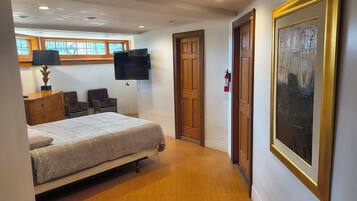 4 bedrooms, desk, iron/ironing board, travel crib