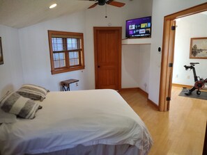 4 bedrooms, iron/ironing board, free WiFi, bed sheets - Lake House Heated Pool Hot Tub Kayaks FirePit Screened Patio Foosball Fireplace (Eldred)