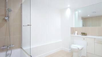 Apartamento conforto, vista para o rio | Banheiro | Toalhas de banho