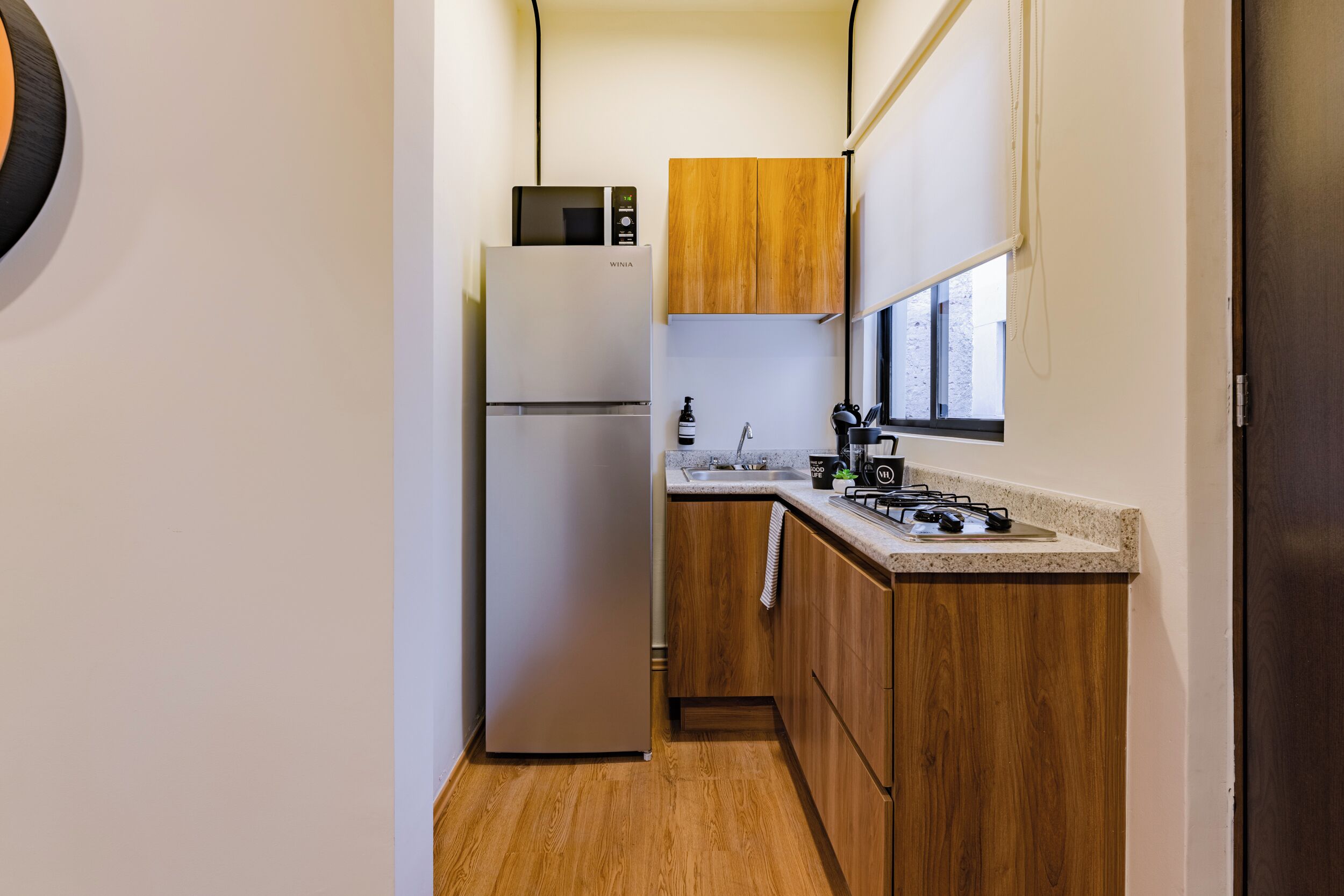 Suite | Cocina privada | Microondas y utensilios de cocina 