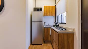 Suite | Cocina privada | Microondas y utensilios de cocina