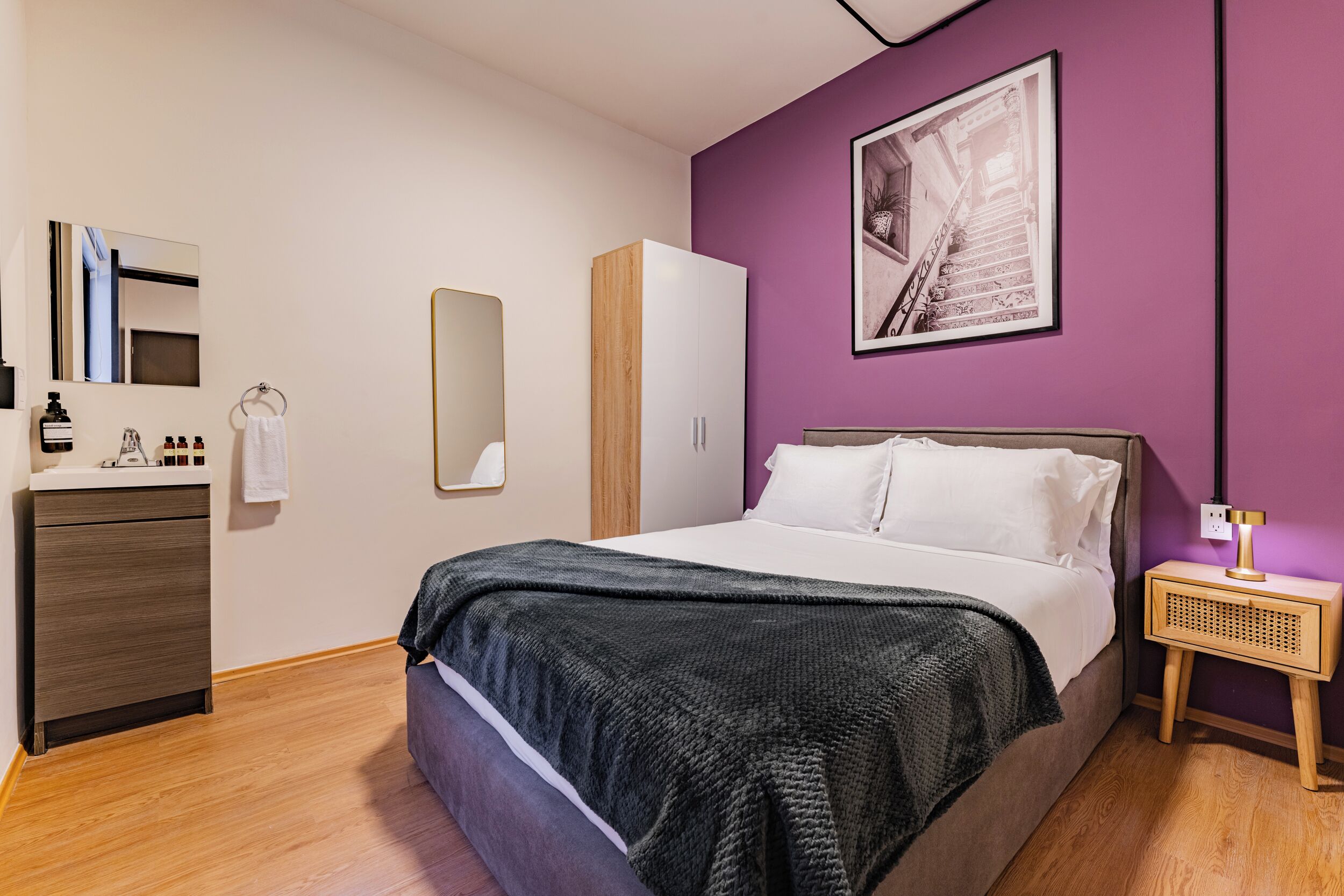 Suite | Desk, free WiFi