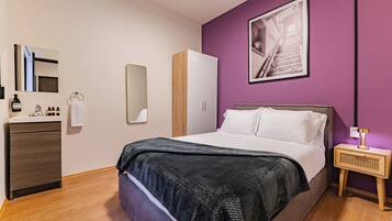 Suite | Desk, free WiFi