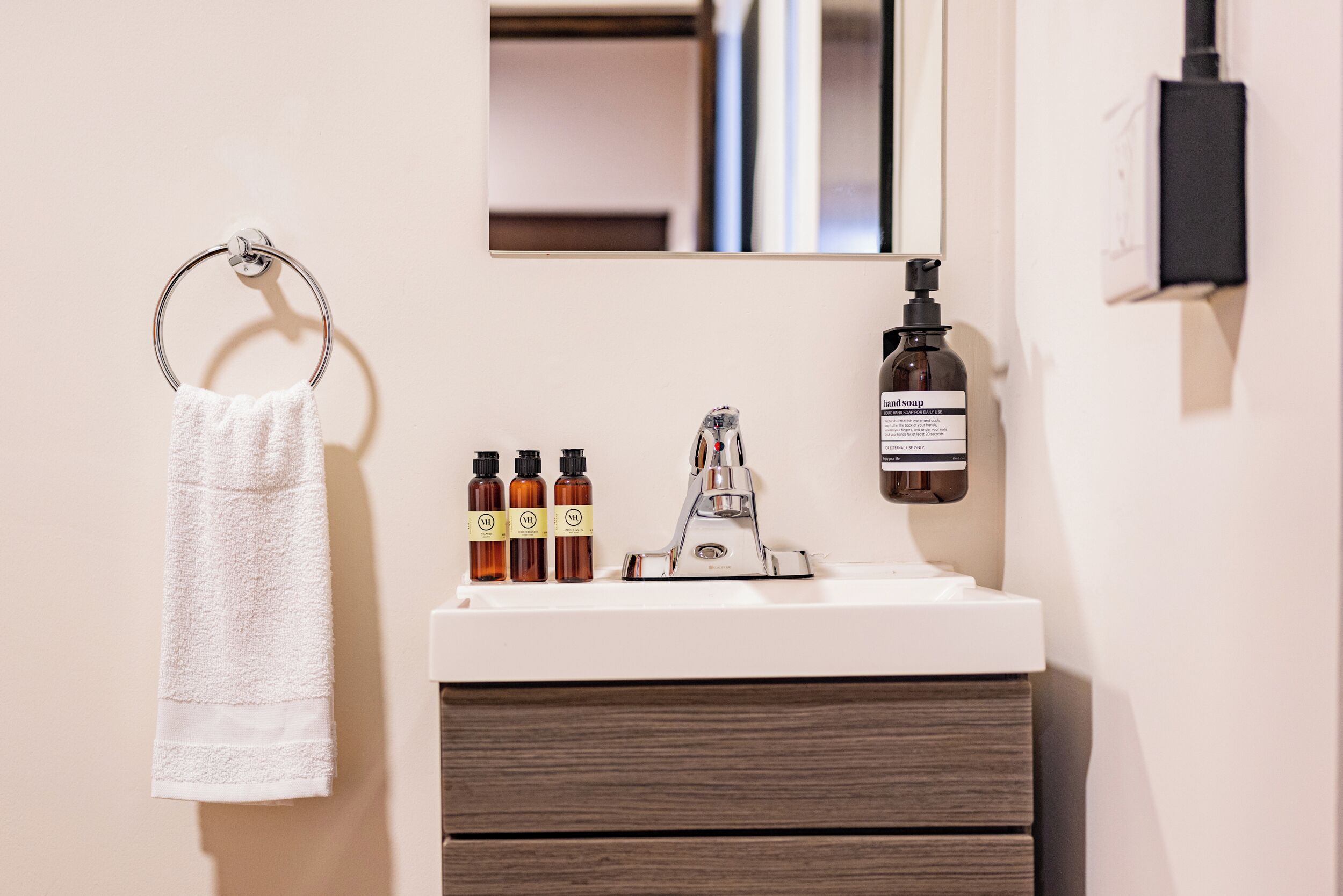 Suite | Bathroom | Shower, hair dryer, towels, soap